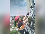 Teknisi-XL-Axiata-sedang-melakukan-pemeriksaan-perangkat-BTS1.jpg
