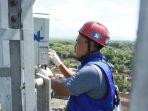 Teknisi-cek-jaringan-BTS-milik-XL-Axiata-di-Kecamatan-Mantingan-Ngawi-Selasa-20122022.jpg