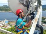 Teknisi-sedang-bekerja-di-atas-perangkat-BTS-XL-Axiata.jpg