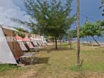 Tenda-camping-banyak-tersedia-di-Pantai-Batakan-Baru-yang-terkonsentrasi-di-sisi-kiri-pantai.jpg