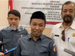 Tengah-Ketua-Bawaslu-Kalsel-Aries-Mardionoss.jpg
