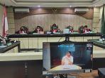 Terpidana-Mardani-H-Maming-saat-menjalani-persidangan-secara-virtual-di-Pengadilan-Tipikorss.jpg