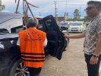 Tersangka-LH-saat-dilakukan-penahanan-oleh-Kejari-Tabalong.jpg