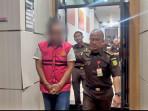 Tersangka-SB-saat-digiring-dari-Kejari-Tabalong-untuk-dilakukan-penahanan.jpg