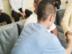 Tersangka-dan-korban-kasus-pencurian-gawai-di-Banjarbaru-bersalaman.jpg