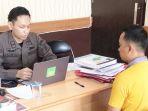 Tersangka-dugaan-korupsi-TR-di-kantor-kejaksaan-negeri-hsu-rabu-09112023.jpg