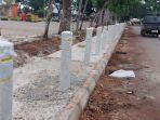 Tiang-pagar-beton-di-area-pedestrian-RTH-Brigjen-H-Hasan-Basry.jpg