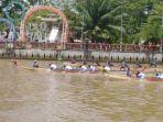 Tiga-perahu-saling-kejar-di-babak-delapan-besar-lomba-balap-jukung-perahu-tradisional.jpg