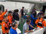 Tim-Basarnas-Banjarmasin-evakuasi-kru-tugboat.jpg