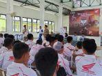 Tim-Honda-Dream-Cup-Tour-saat-beekunjung-ke-SMKN-1-Tapin-Selatan.jpg
