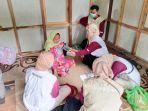 Tim-Layanan-Home-Care-saat-memberikan-pelayanan-kesehatan-langsung.jpg