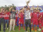 Tim-Persetala-menerima-trofi-juara-Liga-3-Asprov-Kalsel-Senin-30012023-30012023.jpg