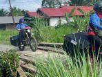 Tim-Pusling-Dispersip-Kalsel-menggunakan-motor-trail-mendatangi-SDN-Pembantanan-11.jpg