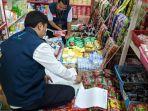 Tim-dari-BPPOM-Banjarmasin-memeriksa-produk-makanan-kemasan.jpg