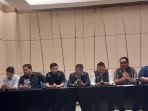 Tim-kuasa-hukum-Grand-Tan-memberikan-keterangan-pers.jpg
