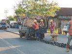 Tim-pekerja-sedang-membuat-median-jalan-di-kawasan-pusat-kota-di-Kabupaten-Kotabaru-kalsel.jpg