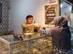 Toko-Emas-Ahmad-di-Pasar-Lama-Pelanggan-tampak-tengah-bertransaksi.jpg