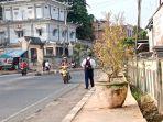 Trotoar-ditaruh-pot-bunga-besar.jpg