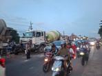 Truk-molen-mengalami-kecelakaan-tunggal-menabrak-median-jalan-di-A-Yani-kilometer-27.jpg