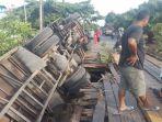 Lewati Jembatan Kayu Ulin, Truk Bermuatan Excavator Terbalik di Jembatan 5 Anjir Talaran Marabahan