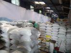 Tumpukan-karung-beras-di-gudang-pedagang-beras-di-Pasar-Beras.jpg