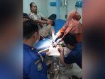UPAYA-personel-Satpol-PP-Tala-melepas-cincin-yang-melekat-kuat-1.jpg