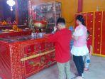 Umat-Buddha-sedang-Sembahyang-Imlek-2576-di-Kelenteng-Soetji-Noerani-Banjarmasindd.jpg