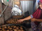 Usaha-telur-asin-yang-digeluti-oleh-Herlina-warga-Desa-Mamar1.jpg