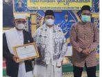 Ustadz-Ahmad-Nawawi-Abdurrauf-mendapat-penghargaan-karena-telah-memberikan-program-pembinaan.jpg