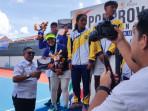 WABUP-Tala-HM-Zazuli-menyerahkan-medali-kepada-para-juara-tenis-lapangan.jpg