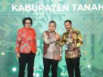 WAMEN-LHK-RI-Alue-Dohong-PhD-menyerahkan-Piala-Adipura-2023-kepada-Pj-Bupati-Tala.jpg