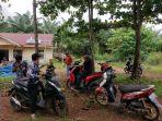 WARGA-Desa-Kandanganlama-ngeluruk-ke-kantor-kebun-PT-SSJ-di-desa-setempat-Kamis-184-siang.jpg