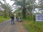 WARGA-Kandanganlama-membawa-sejumlah-baliho-aspirasi-di-kebun-sawit-PT-SSJ1.jpg