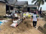 WARGA-Muara-Asamasam-gotong-royong-membikin-tanggul-darurat.jpg