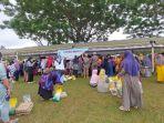 WARGA-antusias-berbelanja-betas-dan-sembako-lainnya-di-lokasi-pasar-murah.jpg