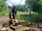WARGA-mengecek-sumur-bor-milik-di-Desa-Telagalangsat.jpg