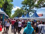 WARGA-sangat-antusias-ingin-menikmati-kuliner-gratis-di-depan-kantor-Bupati-Tala.jpg