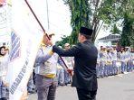 Wabup-Kotabaru-Andi-Rudi-Latif-menyerahkan-bendera.jpg