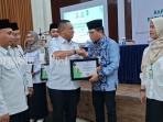 Wabup-Tala-HM-Zazuli-menyerahkan-penghargaan-UPZ-Kemenag.jpg