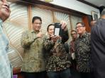Wagub-Kalsel-Hasnuryadi-Sulaiman-selfi-bareng-Menkeu-Purbaya1.jpg