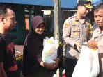 Waka-Polres-Kotabaru-menyalurkan-bantuan-kepada-korban-kebakaran.jpg