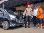 Wakapolres-Tabalong-saat-memperlihatkan-pelaku-penggelap-mobil-rental.jpg