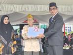 Wakil-Bupati-Balangan-Akhmad-Fauzi-menyerhkan-tali-asih-kepada-veteran-di-Balangan.jpg