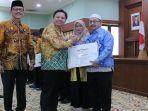 Wakil-Bupati-Banjar-saat-menerima-piagam-penghargaan-HAM.jpg