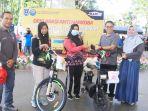 Wakil-Bupati-hss-Syamsuri-Arsyad-serahkan-hadiah-di-acara-HANI-Minggu-03072022.jpg