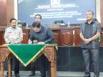 Wakil-Ketua-DPRD-tala-Atmari-menandatangani-APBD-2024-Kamis-30112023-malam.jpg