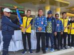 Wakil-Ketua-I-KONI-Tapin-H-Akh-Azhar-Rasyid-menyerahkan-obor-api.jpg