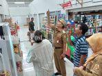 Wakil-Wali-Kota-Wartono-periksa-atap-bocor-Pasar-Bauntung-Banjarbaru-Senin-30012023.jpg