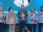 Wali-Kota-Banjarbaru-Aditya-saat-menerima-penghargaan-dari-LHK.jpg