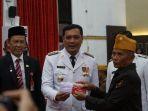Wali-Kota-Banjarbaru-memberikan-bendera-Merah-Putih.jpg